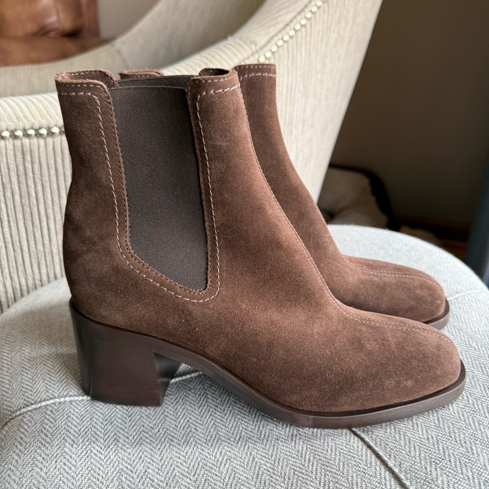 La CANADIENNE Brown Ankle Boots with Elastic Panels